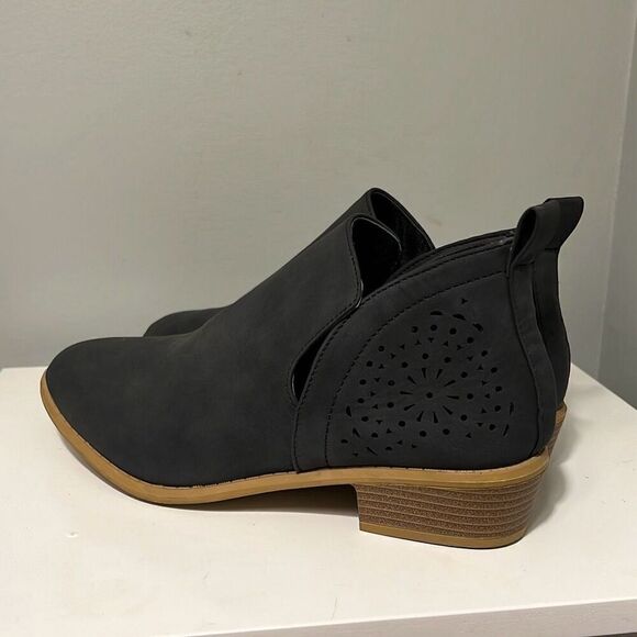 Women's Black Cut-Out Slip-On Ankle Bootie Size 10 - Picture 5 of 12